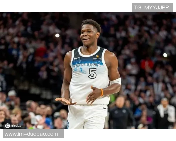 爱德华兹29分钟内高效发挥18投8中贡献26分5篮板3助攻2盖帽表现精彩但犯规频繁影响比赛乐趣 爱德华兹29分钟内高效发挥18投8中贡献26分5篮板3助攻2盖帽表现精彩但犯规频繁影响比赛乐趣